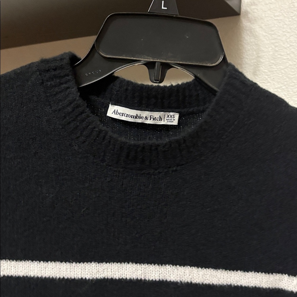 Abercrombie & Fitch Women’s Black White Striped Crewneck Sweater NWOT XXS fit XS - Picture 2 of 4